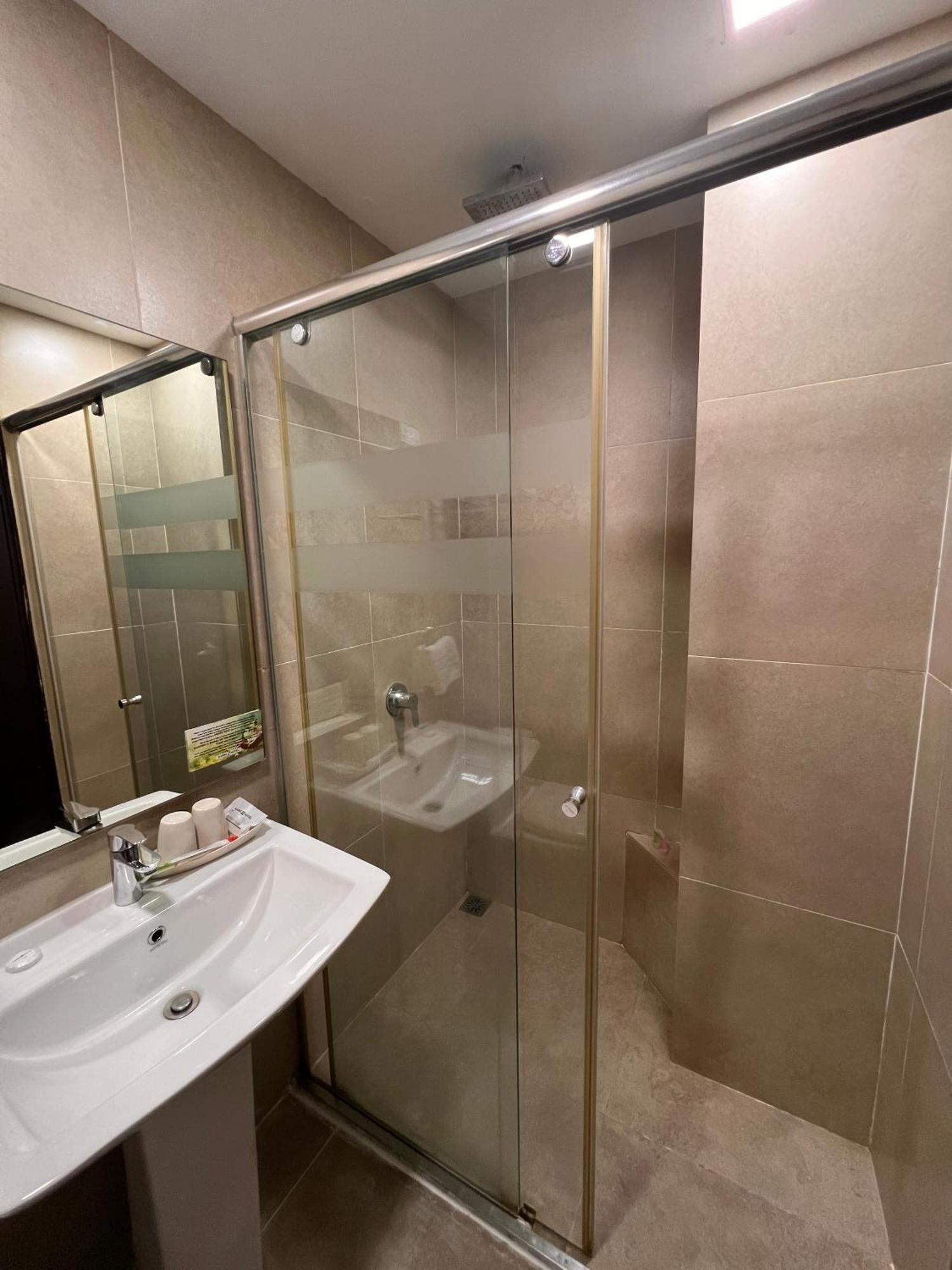 Ajang Hotel Miri Eksteriør bilde