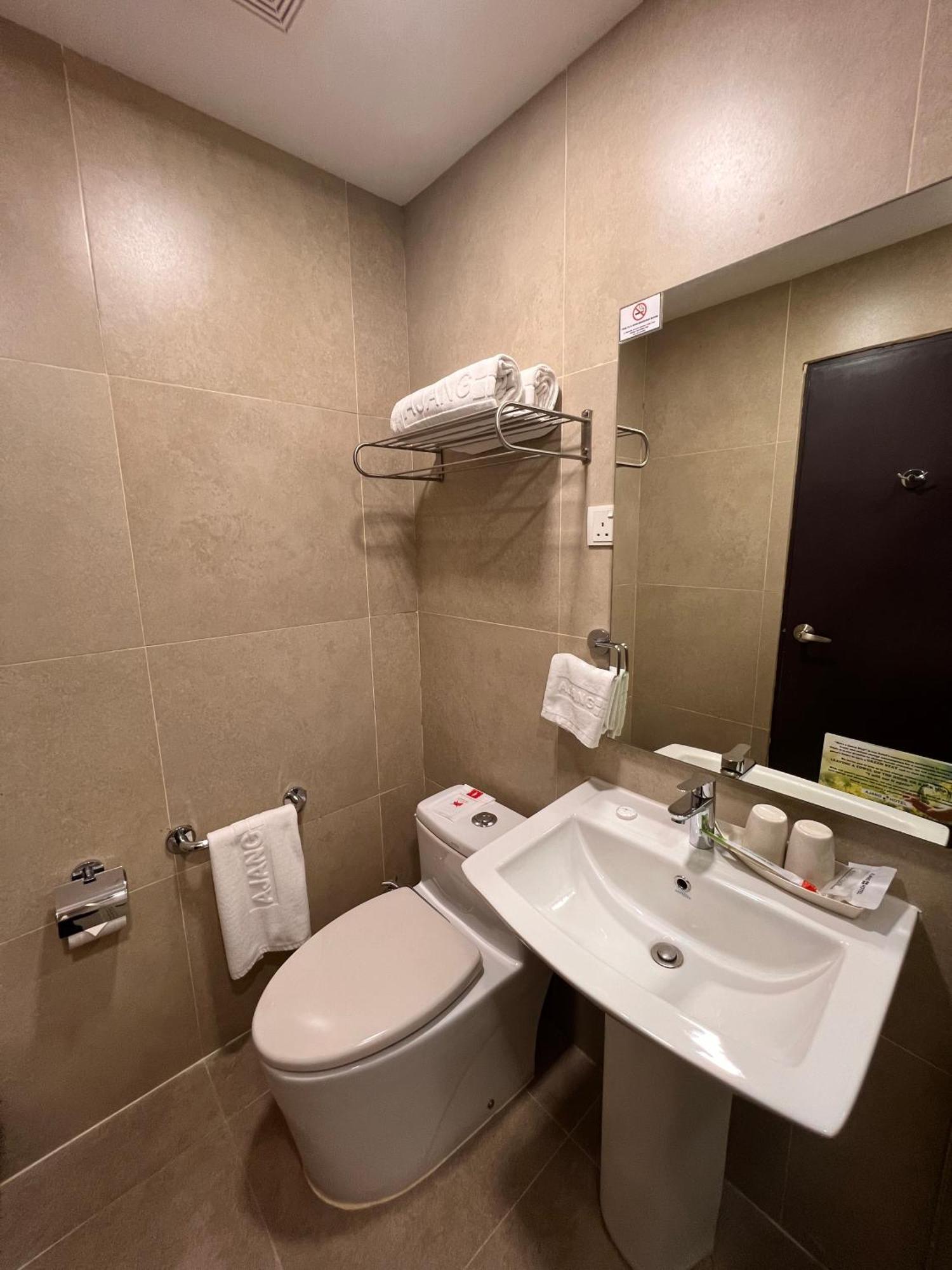 Ajang Hotel Miri Eksteriør bilde