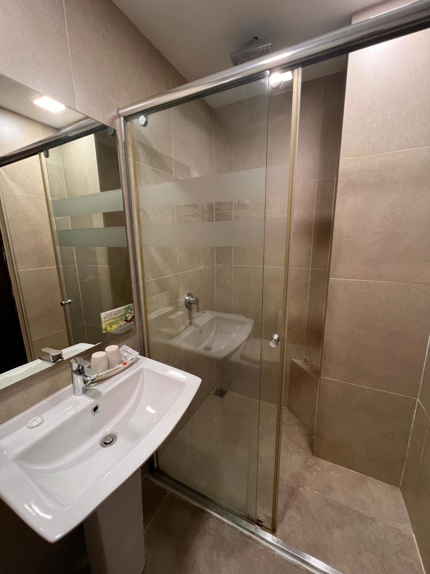 Ajang Hotel Miri Eksteriør bilde